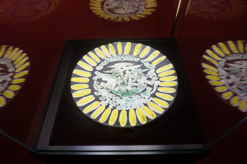 毕加索瓷器作品《交错的面孔》